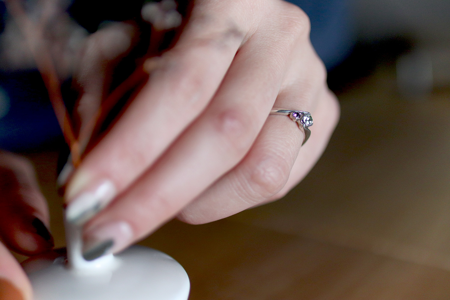 サイドに誕生石を添えた